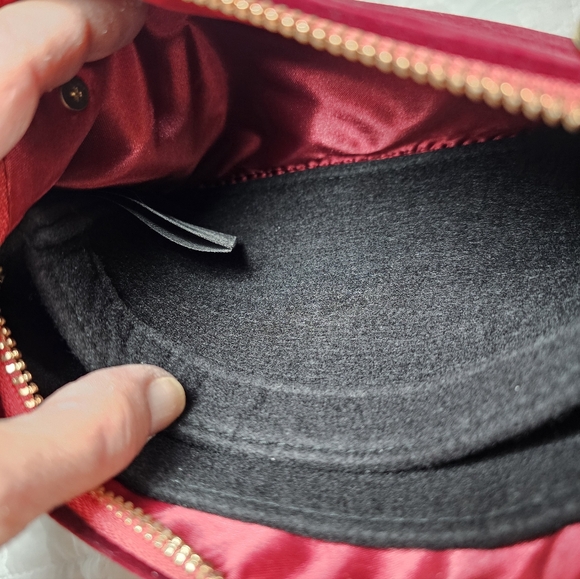 Gucci Beauty Burgundy Bee Shoulder Crossbody Bag With Matching Pearl Chain Strap - Picture 7 of 12